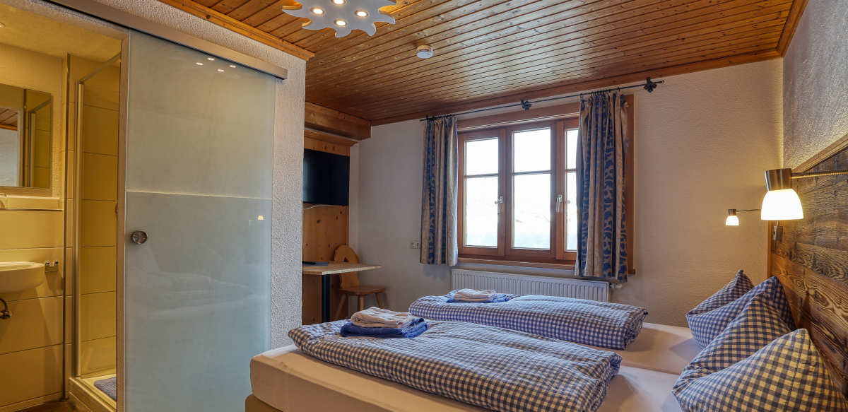 Doppelzimmer Standard mit Zustellbett ohne Balkon - Schlafzimmer | Berggasthof Sonne in Sonthofen
