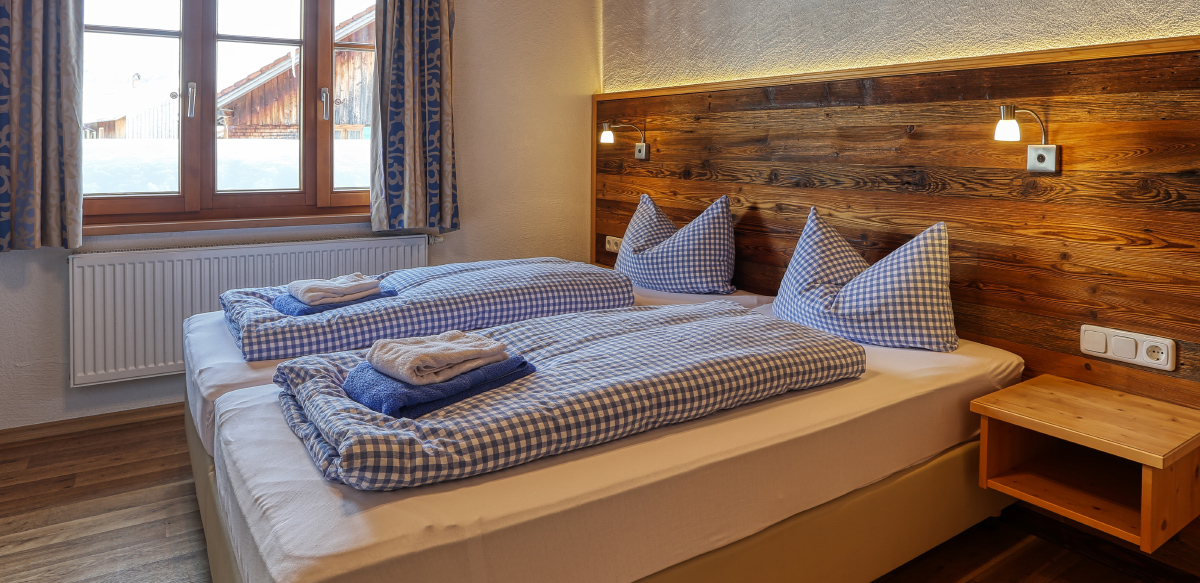 Doppelzimmer Standard mit Zustellbett ohne Balkon - Schlafzimmer | Berggasthof Sonne in Sonthofen