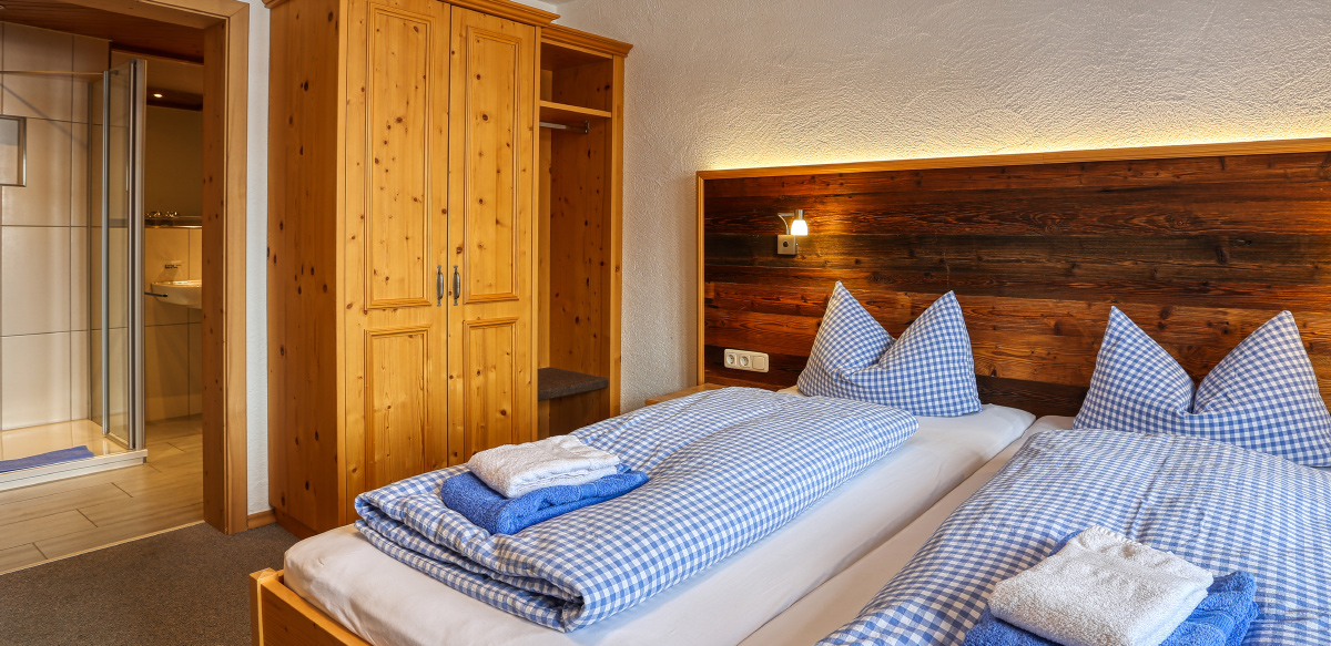 Doppelzimmer Standard mit Zustellbett ohne Balkon - Schlafzimmer | Berggasthof Sonne in Sonthofen